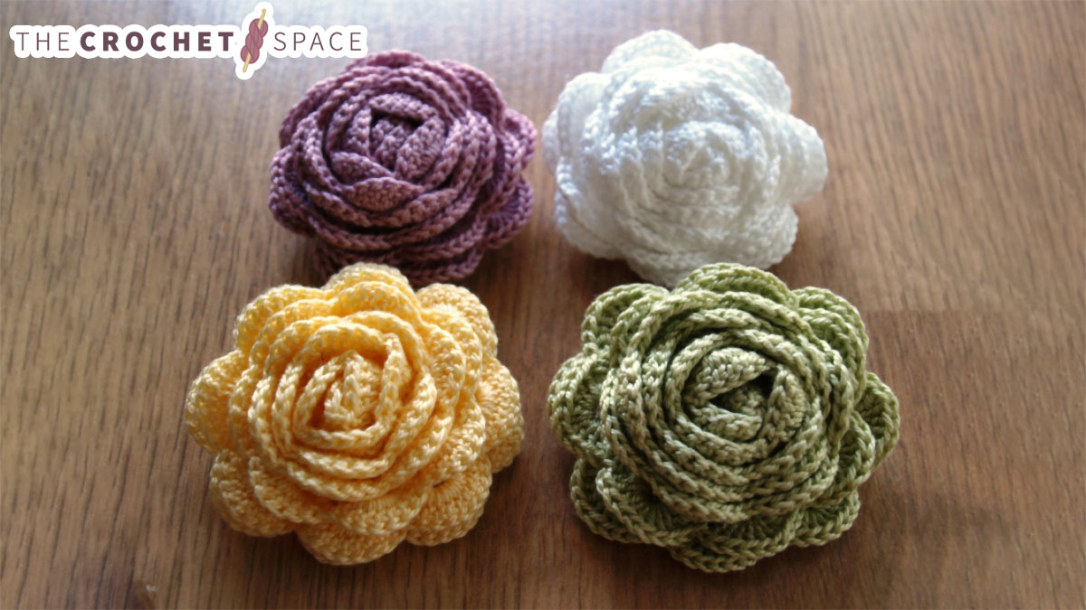 Stunning Crocheted 3D Rose || thecrochetspace.com
