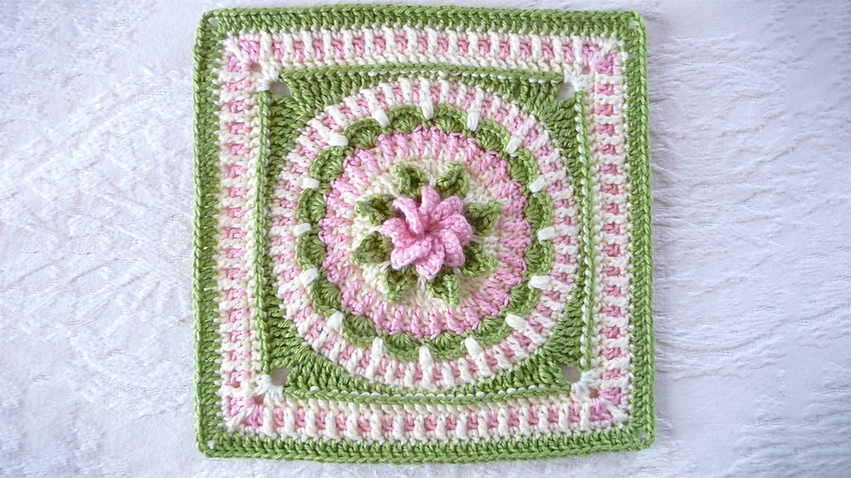 Stunning Mattie's Crocheted Flower || thecrochetspace.com