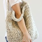 Sturdy Crocheted Market Tote. Hung over the shoulder in an oatmeal color || thecrochetspace.com