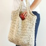 Sturdy Crocheted Market Tote. Adding produce to the bag || thecrochetspace.com