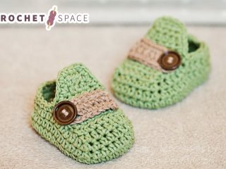 Stylish Crochet Baby Moccasins || thecrochetspace.com