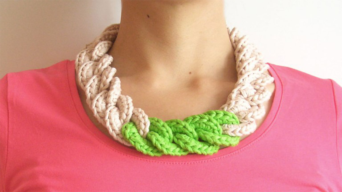 stylish crocheted chain necklace || editor
