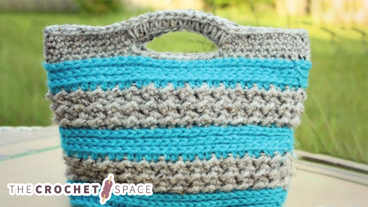 Stylish Crocheted Diana Purse || thecrochetspace.com