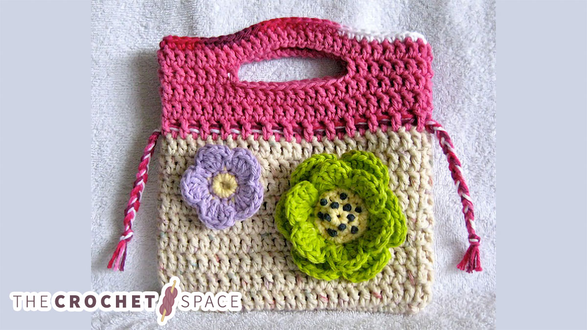 stylish crocheted little floral purse || editor