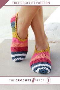 summer stripe crochet slippers || editor
