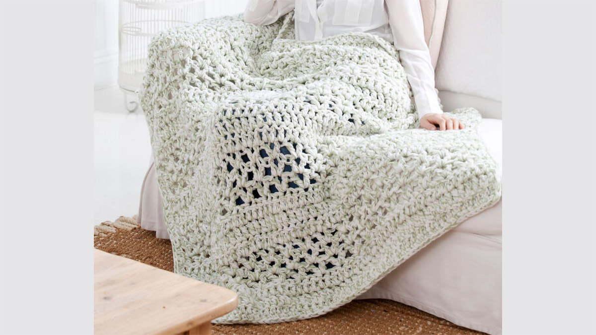 Super Quick Crocheted Blanket || thecrochetspace.com
