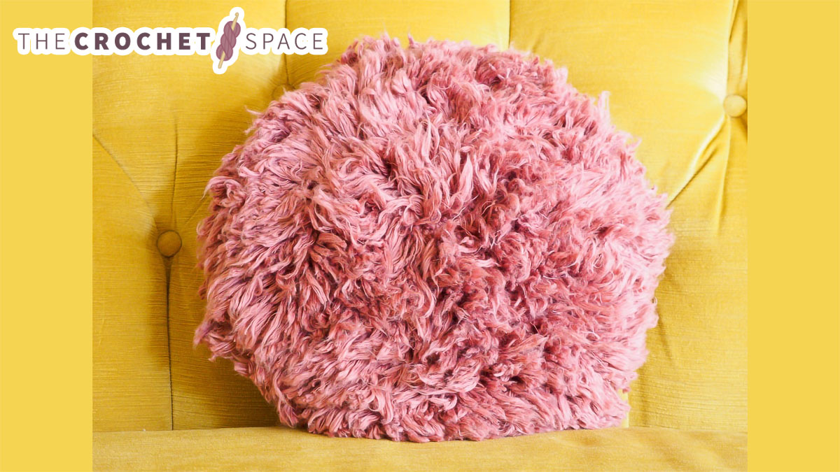 Super Shaggy Crochet Pillow || thecrochetspace.com
