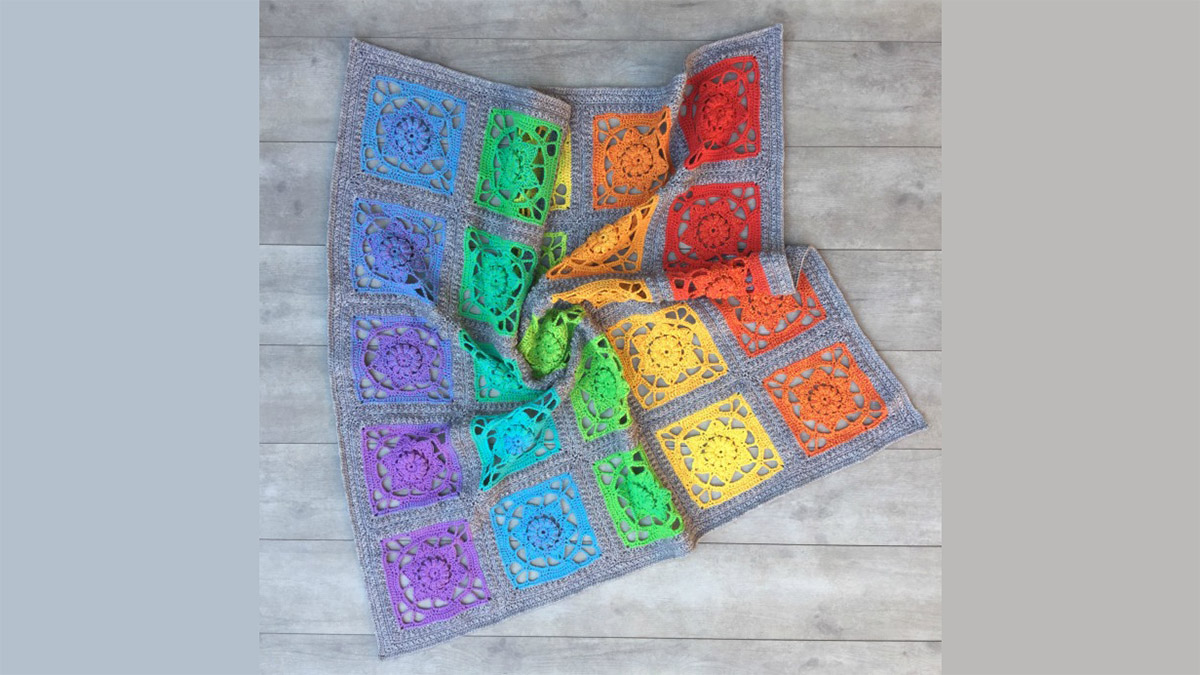 Super Sunset Crochet Blanket || thecrochetspace.com
