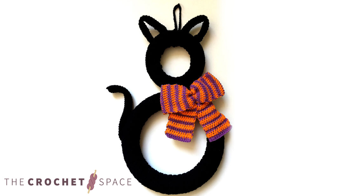 Superstitious Black Cat Crocheted Wreath || thecrochetspace.com