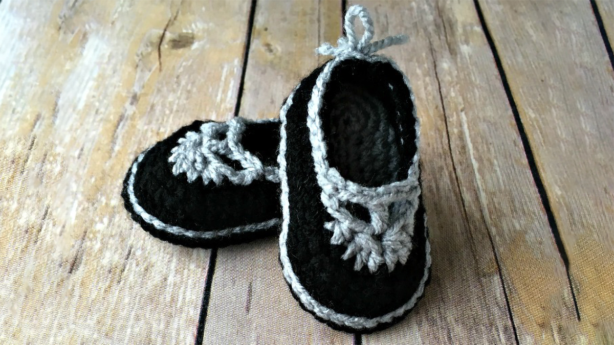Sweet Sophisticated Crocheted Mary Janes || thecrochetspace.com