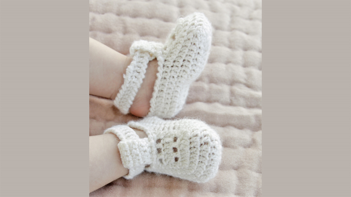 sweetie crocheted slippers || https://thecrochetspace.com