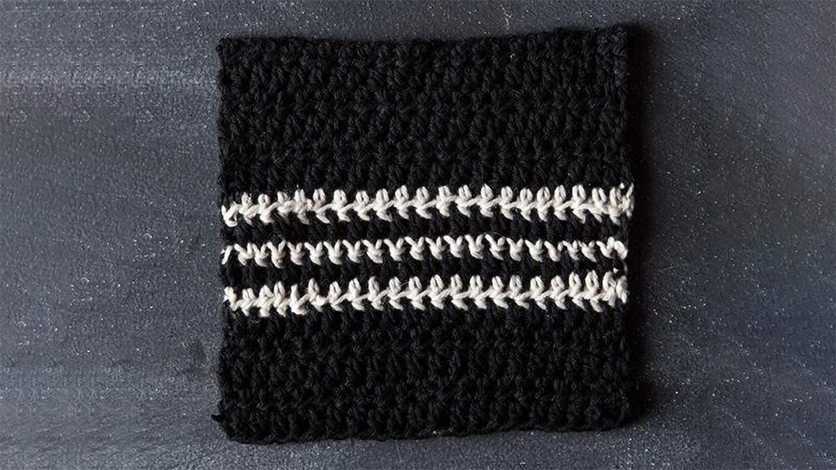 Tire Track Crochet Dishcloth || thecrochetspace.com