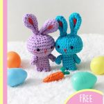 Travelling Amigurumi Rabbit Family. Two little rabbits in different colors || thecrochetspace.com