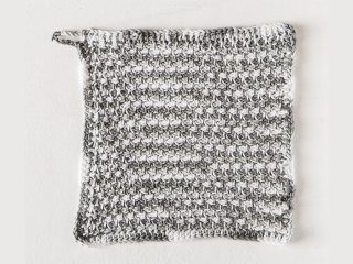 Tunisian Seed Crochet Dishcloth || thecrochetspace.com