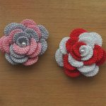 Very Easy Crocheted Rose. Two Roses crafted in different colors || thecrochetspace.com