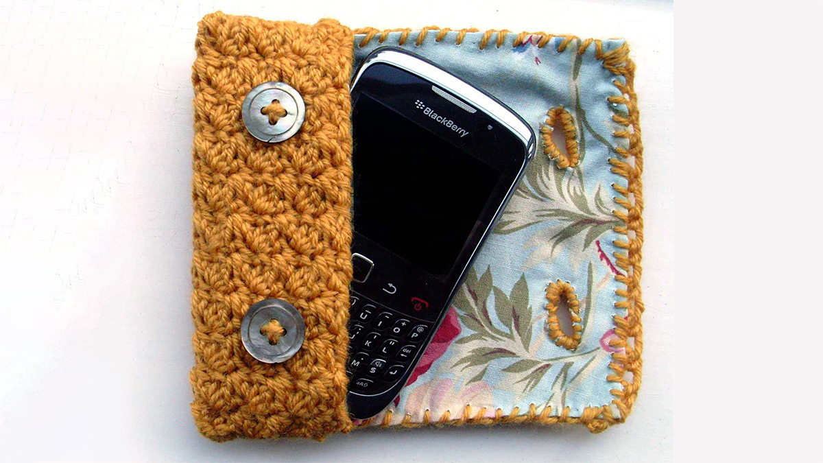 vintage style crocheted phone case || editor