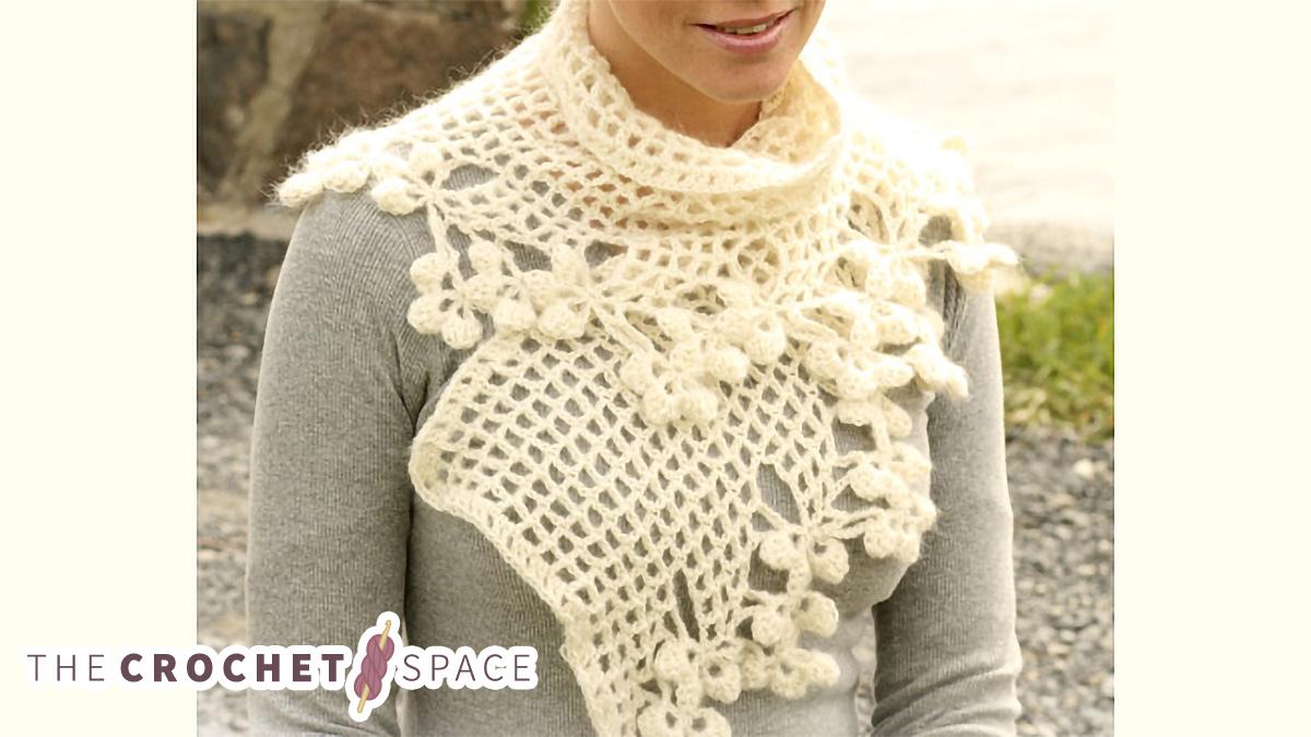 vivaldi crocheted scarf with a clover edge || https://thecrochetspace.com