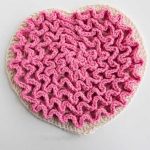 Wiggle Crochet Pot Stand. Heart shaped and crafted in pink || thecrochetspace.com