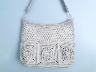 Wildflower Crochet Shoulder Bag || thecrochetspace.com