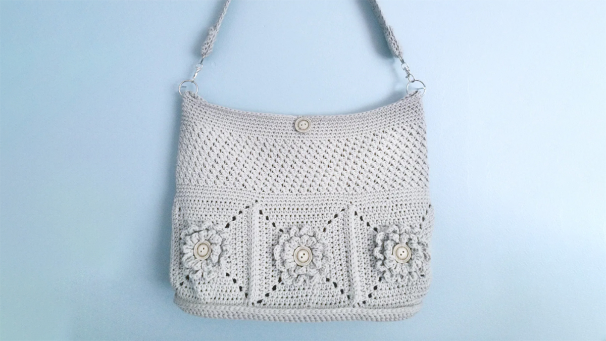 Wildflower Crochet Shoulder Bag || thecrochetspace.com