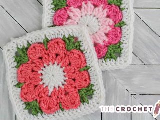 Winding Flower Granny Square || thecrochetspace.com