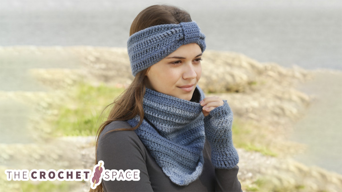 Winter Blues Crocheted Head Band And Cowl || thecrochetspace.com