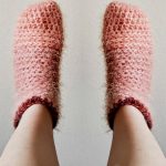Winter Wonders Crochet Socks. Dusky Pink socks on Both Feet || thecrochetspace.com