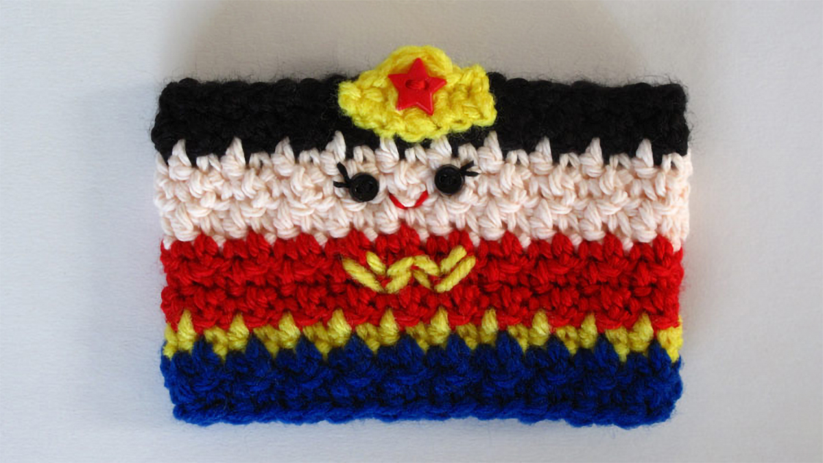 Wonder Woman Crochet Cozy || thcrochetspace.com