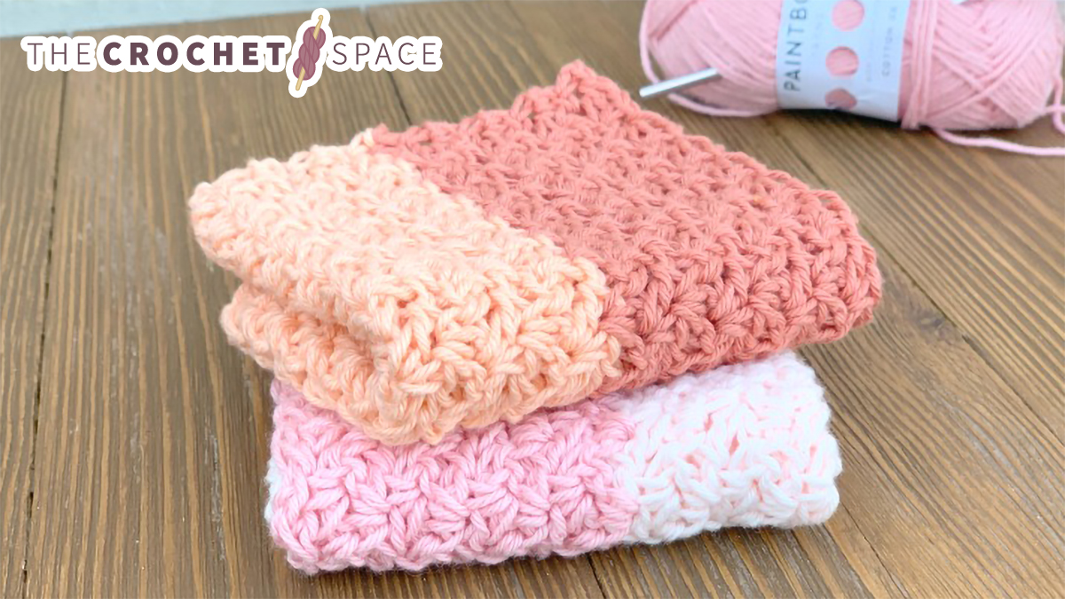 Wonderful Wattle Stitch Crochet Washcloth || thecrochetspace.com