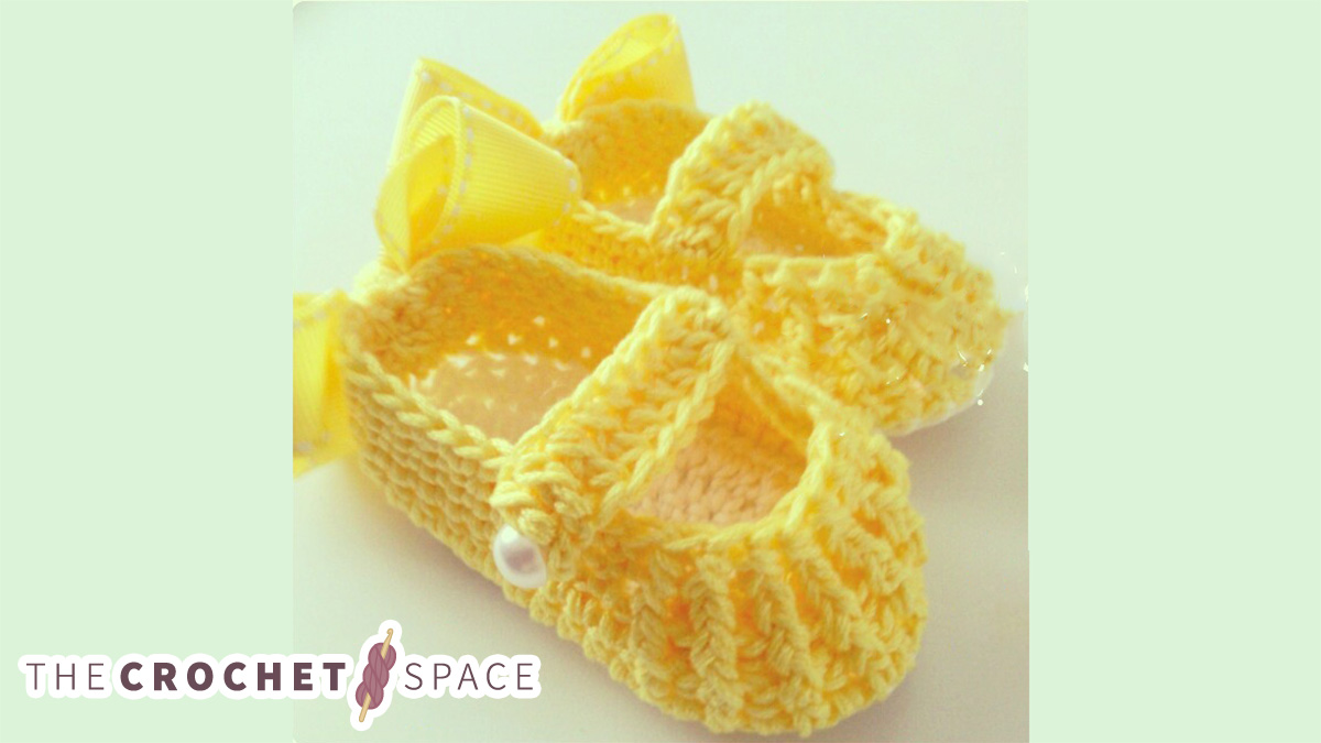 yellow crocheted baby booties || editor