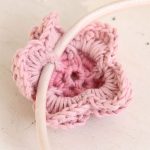 Crocheted Romantic Flower Hair Band. Upside down flower image of inside || thecrochetspace.com